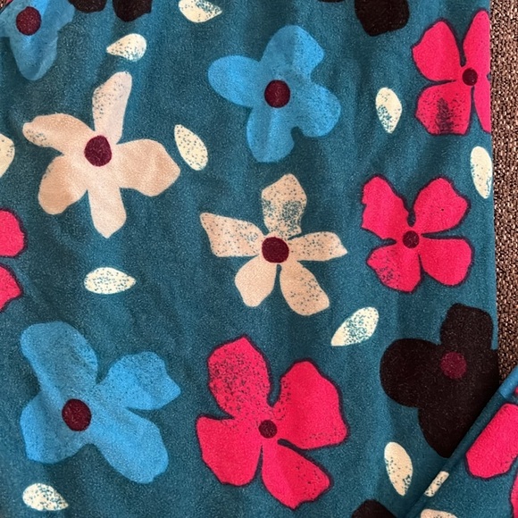 LuLaRoe Flower Print Leggings. One size. - Picture 2 of 6